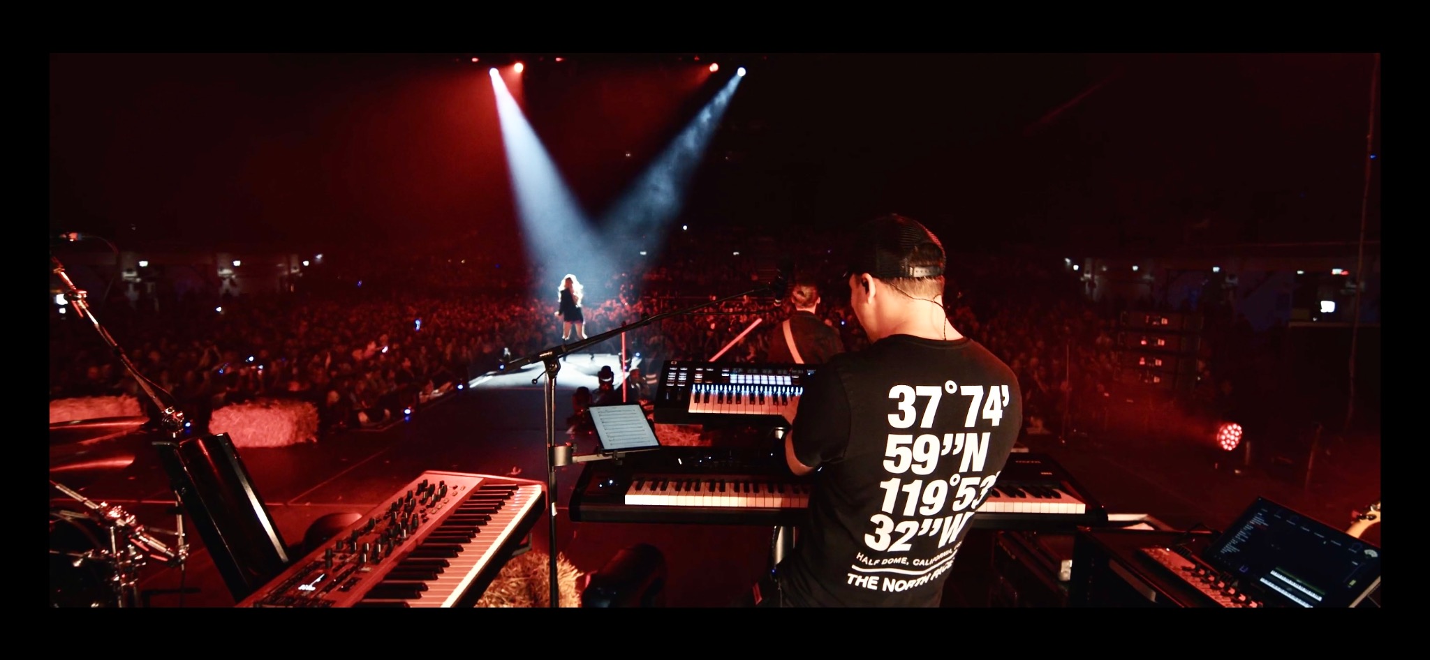 Wolfgang Vrecar als Keyboarder live auf einer Konzertbühne