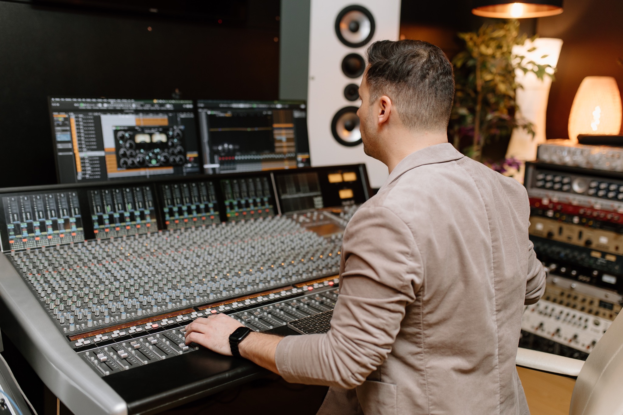 Wolfgang Vrecar am Mischpult im Studio.54 in Graz